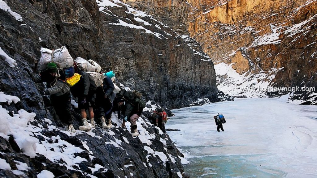 chadar trek gorge