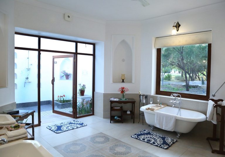 Villa Suite Bathroom 1 768x537