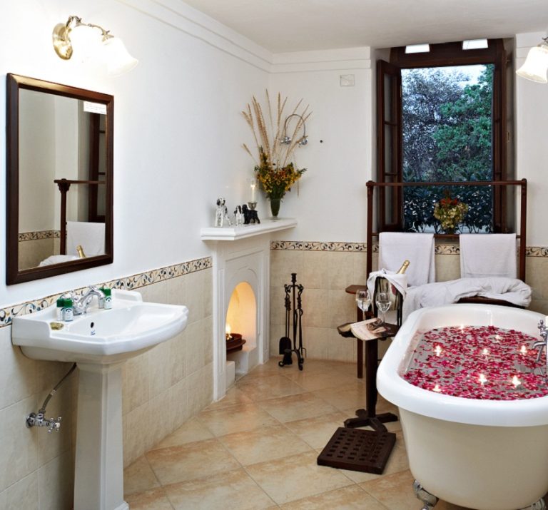 suit Bathroom 768x715