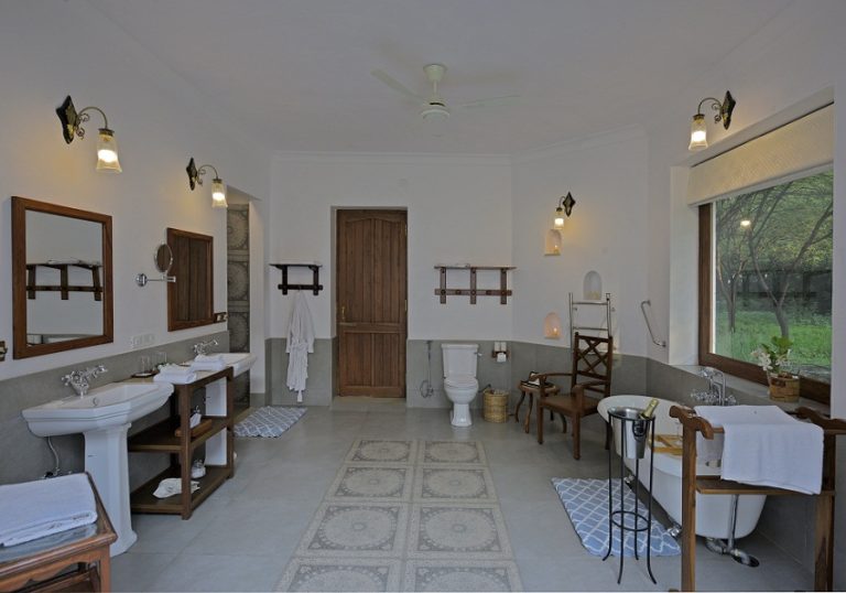 villa bathroom 1 768x538